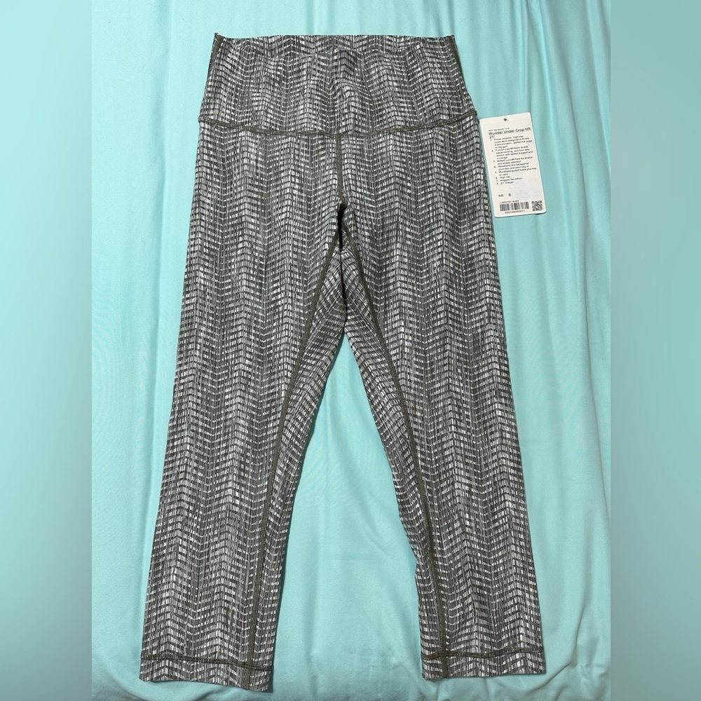 NWT Wunder Under Crop Hr 21”-size 8